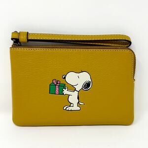 Coach X Peanuts Corner Zip Wristlet With Snoopy Present Motif Flax Multi CF215